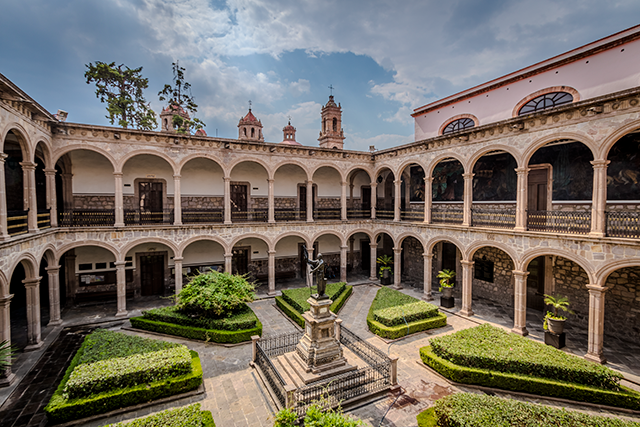 Foto propia de la Prepa 1 de la UMSNH - 24 bit