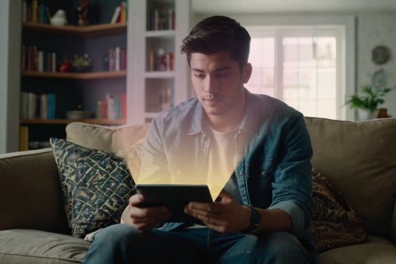 Leonardo.ai - un hombre leyendo comics en su tableta